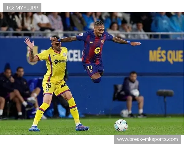 拉菲尼亚顽强抗争伤病，重返赛场展现坚韧意志